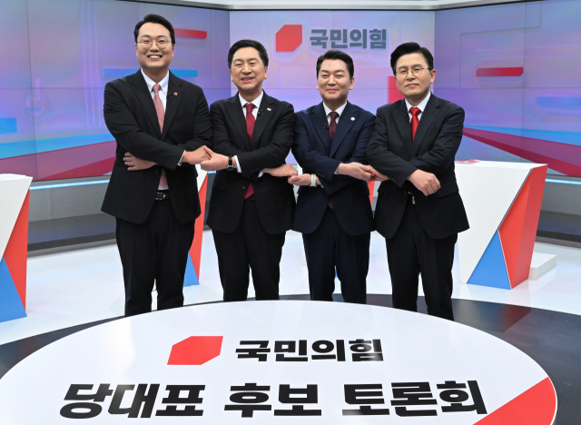 15일 서울 중구 TV조선 스튜디오에서 열린 국민의힘 당 대표 후보 첫 번째 TV 토론에 앞서 천하람(왼쪽부터), 김기현, 안철수, 황교안 후보가 손을 잡고 기념 촬영을 하고 있다. 권욱 기자