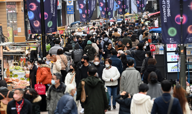 사회적 거리두기 해제와 리오프닝에 따른 내국인 유동 인구, 외국인 관광객 증가로 서울 중구 명동 거리가 북적이고 있다./서울경제DB