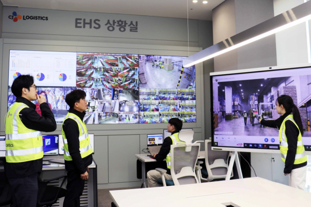 서울 종로구 CJ대한통운 본사에 국내 물류 업계 최초로 구축된 ‘EHS(환경·보건·안전) 상황실’에서 관리자들이 전국 곳곳의 현장 상황을 살펴보고 있다./사진 제공=CJ대한통운