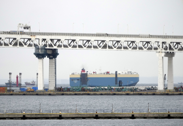 최근 일본 요코하마항에서 무역선이 이동하는 모습. EPA연합뉴스