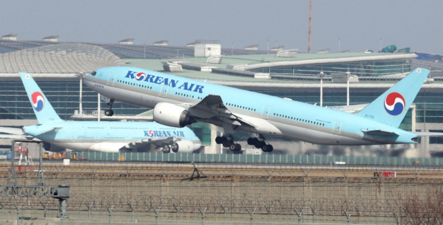 인천공항 제1터미널 계류장에서 대한항공 항공기가 이륙하고 있다. 연합뉴스