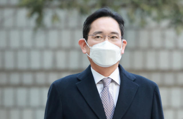 이재용 삼성전자 회장이 9일 서초구 서울중앙지방법원에서 열린 재판에 출석하고 있다. 연합뉴스