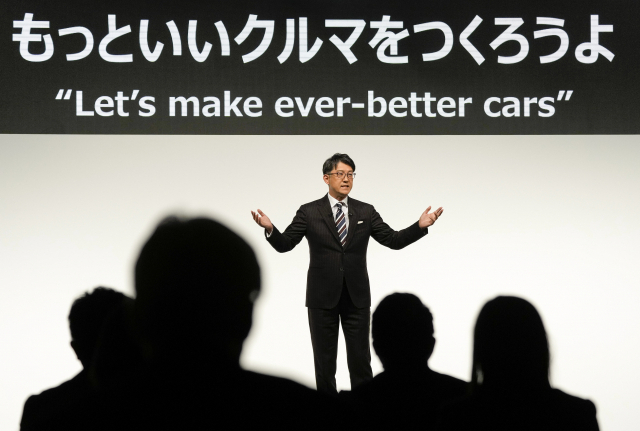사토 고지 도요타 차기 최고경영자(CEO)가 13일 도쿄에서 도요타의 미래 비전에 대해 설명하고 있다. 일본 정부는 디지털 인재 육성을 위해 도쿄도 23구에 속한 대학의 정원 규제를 완화하기로 했다. EPA연합뉴스
