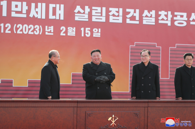 김정은(왼쪽 두 번째) 북한 국무위원장이 15일 평양 화성지구 2단계 건설 착공식장에 참석해 있다. 연합뉴스