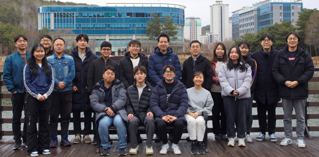 이번 연구를 진행한 연구진의 모습. 윗줄 왼쪽부터 8번째 석상일 교수, 아랫줄 왼쪽 2번째 부터 박재왕 연구원, 김종범 연구원. 사진제공=유니스트