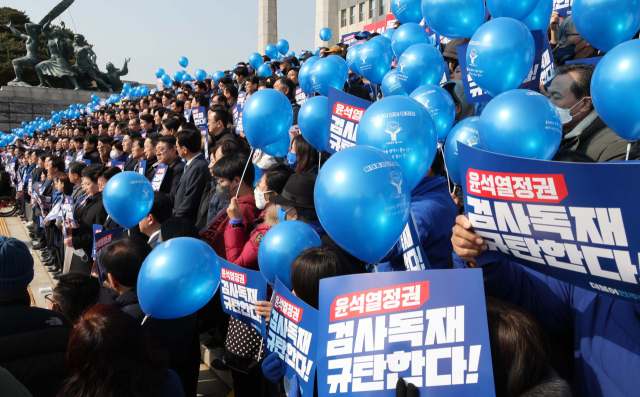 이재명, 윤석열 정부 규탄 대회…파란 물결로 가득 찬 국회