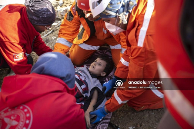 15일(현지시간) 오후 4시께 튀르키예 남부 하타이주 안타키아의 잔해 속에서 여성인 엘라와 그녀의 자녀 남매 2명이 구조됐다. 사진 속 어린이는 엘라의 아들. 아나돌루 연합뉴스