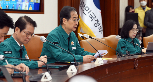 한덕수 국무총리가 17일 정부서울청사에서 열린 '코로나19 중대본 및 봄철 산불 대응상황 점검회의'를 주재하고 있다. 오승현 기자