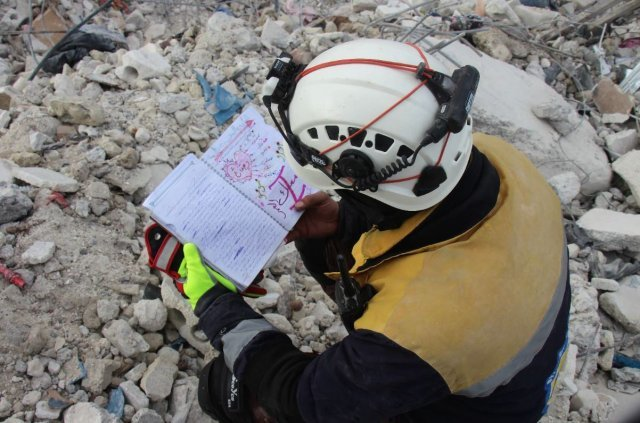 화이트헬멧(시리아민병대)이 무너진 건물 잔해 속에서 찾은 일기장을 읽고 있는 모습. 트위터 캡처