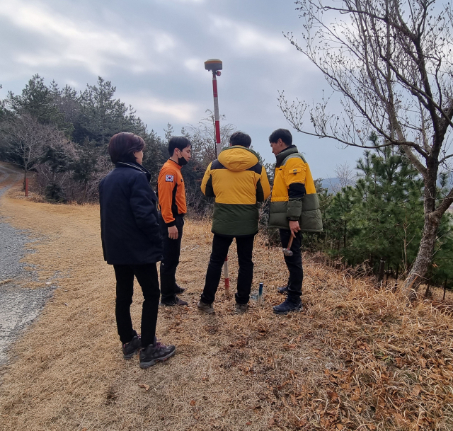 전남 무안군은 최근 국가 지점 번호판 설치를 위해 무안읍 병산, 청계면 승달산, 해제면 봉대산의 주요 등산로를 대상으로 무안소방서, 한국국토정보공사 무안지사와 합동 사전 점검을 실시했다. 사진 제공=무안군