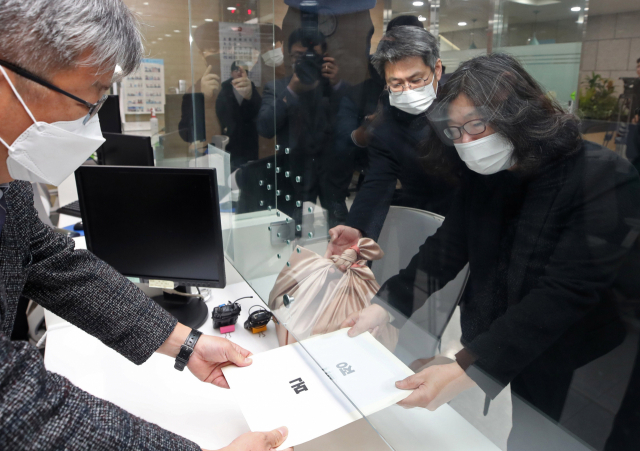 정성희 국회 법제사법위원회 수석전문위원이 지난 9일 오전 서울 종로구 헌법재판소에서 김도읍 법사위원장의 위임을 받아 이상민 행정안전부 장관 탄핵 소추 의결서를 제출하고 있다. 성형주 기자