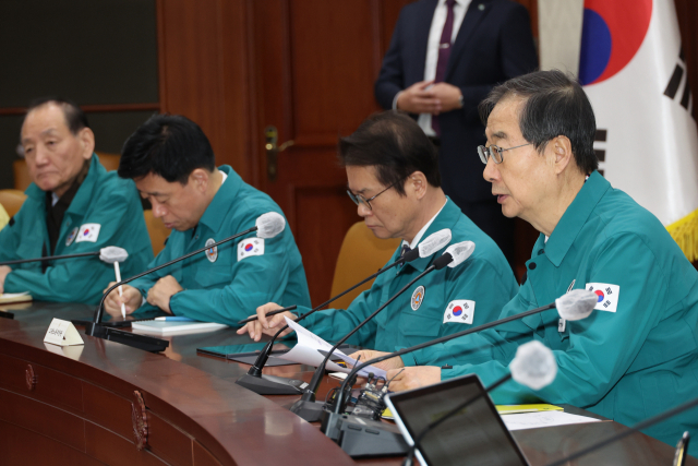 한덕수(오론쪽) 국무총리가 17일 오전 정부서울청사에서 열린 코로나19 중대본 및 봄철 산불 대응 상황 점검 회의를 주재하고 있다. 연합뉴스