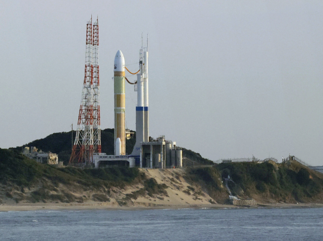 일본 우주항공연구개발기구(JAXA)가 개발한 대형 로켓 H3가 가고시마현 다네가시마 우주센터에서 발사를 기다리고 있다. 로이터연합뉴스