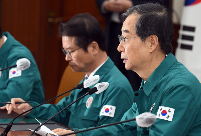 한덕수 국무총리가 17일 정부서울청사에서 열린 ‘코로나19 중앙재난안전대책본부 및 봄철 산불 대응상황 점검회의’를 주재하고 있다. 오승현 기자