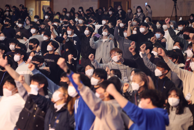 13일 오후 서울 신촌 연세대에서 열린 신입생 오리엔테이션에서 학생들이 학교 응원 구호를 배우고 있다. 연합뉴스