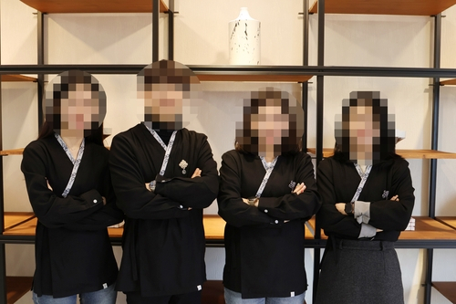 한국전통문화전당이 새 근무복으로 선보인 개량 한복. 사진 제공=한국전통문화전당