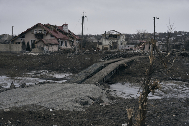 러시아군과 우크라이나군의 격전이 벌어진 우크라이나 동부 바흐무트의 주택가가 파괴돼 있다. AP=연합뉴스