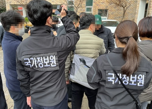 18일 오전 제주시 이도일동 진보당 제주도당 사무실 앞에서 국정원 관계자들이 박현우 진보당 제주도당 위원장을 강제 연행하고 있다. 사진제공=진보당 제주도당