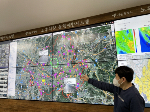 서울시 기후환경본부 차량공해저감과 직원이 ‘노후 차량 운행 제한 시스템’에서 배출가스 5등급 차량의 운행상황을 점검하고 있다. 사진 제공=서울시