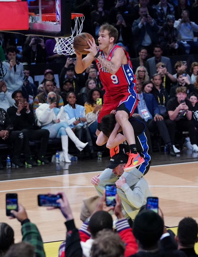 필라델피아 세븐티식서스의 맥 맥클렁이 19일 NBA 올스타전 전야제 덩크 콘테스트 예선에서 고난도 덩크를 시도하고 있다. USA투데이스포츠연합뉴스