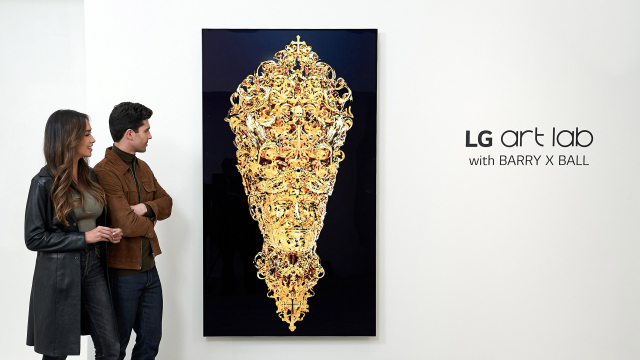 미국에서 열리는 세계적인 예술 박람회 ‘프리즈 LA’ 관람객들이 2023년형 LG 올레드 에보로 대체불가토큰(NFT) 예술 작품을 감상하고 있다. 사진 제공=LG전자