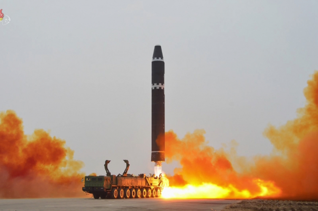 북한이 18일 오후 대륙간탄도미사일(ICBM) ‘화성-15형’을 고각 발사했다고 밝혔다.