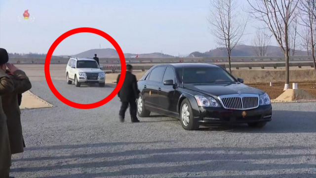 김정은 북한 국무위원장의 까만 벤츠 차량 뒤에서 등장하는 미쓰비시자동차의 스포츠유틸리티차(SUV) '파제로'./연합뉴스