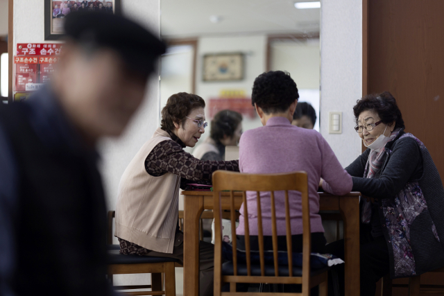 서울 동작노인회관에서 어르신들이 시간을 보내는 모습. 연합뉴스