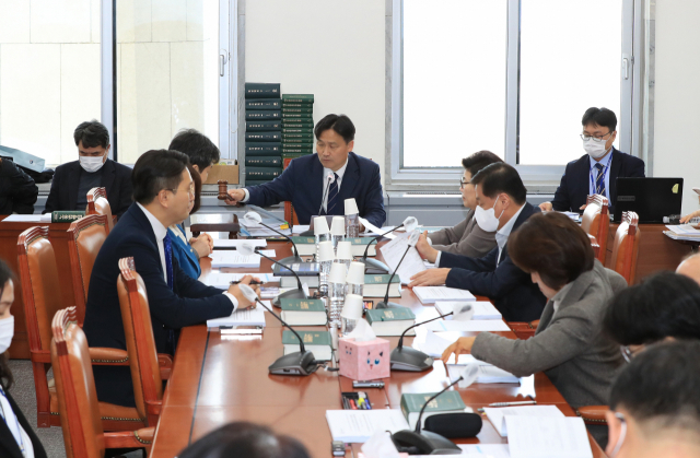 15일 국회 환경노동위원회 소회의실에서 열린 환노위 고용노동법안 심사소위원회 회의가 열리고 있다. 연합뉴스