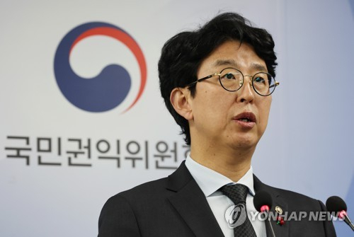 안성욱 국민권익위원회 부위원장 겸 사무처장이 지난달 11일 세종시 정부세종청사에서 2020년부터 2022년까지 3년간 추진한 공공기관 사규 부패영향평가 추진실적 및 성과를 발표하고 있다. 연합뉴스