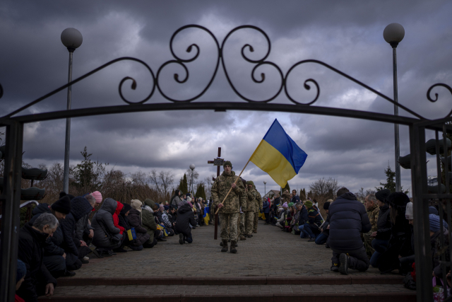러시아의 우크라이나 침공 1년(2월 24일)을 앞둔 19일(현지 시간) 우크라이나 브로바리에서 한 우크라이나 장병 장례식이 엄수되고 있다. 자원입대한 29세의 이 장병은 11일 우크라이나 남동부 부흘레다르에서 벌어진 전투에서 사망했다. AP연합뉴스