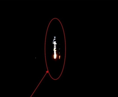 일본 방위성은 북한이 18일 오후 5시 21분께 평양 인근에서 발사한 대륙간탄도미사일(ICBM)급 미사일이 낙하하는 것으로 추정되는 모습을 찍은 사진과 동영상을 공개했다. 연합뉴스