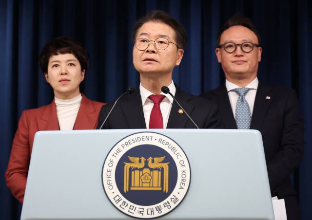 이정식 고용노동부 장관과 대통령실 안상훈 사회수석 김은혜 홍보수석이 20일 오후 서울 용산 대통령실 청사에서 '노조 회계' 공개 관련 브리핑을 하고 있다. 연합뉴스