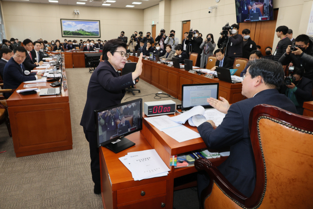 임이자 국민의힘 의원이 21일 열린 국회 환경노동위원회 전체회의에서 '노란봉투법'으로 불리는 노동조합법 2·3조 개정안 상정에 앞서 전해철 위원장에게 의사진행 발언을 요청하고 있다. 연합뉴스