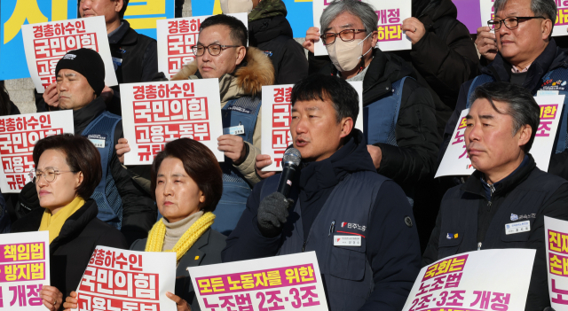 양경수 민주노총 위원장이 21일 오전 서울 여의도 국회 본관 앞 계단에서 열린 노조법2·3조 개정 운동본부 기자회견에서 발언하고 있다. 연합뉴스