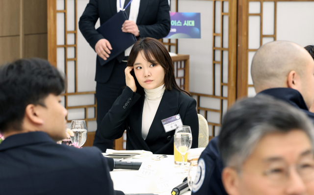 가수 윤하가 21일 서울 용산 대통령실 청사에서 열린 '꿈과 도전의 뉴스페이스 시대, 우주경제 개척자와의 대화'에 참석해 자리하고 있다. 윤석열 대통령은 이날 우주 분야 창업기업 및 투자사 관계자, 연구원, 학생 등 우주경제를 선도하고 있는 40여 명의 우주개척자들을 초청해 오찬 간담회를 함께 하며 격려했다. /연합뉴스