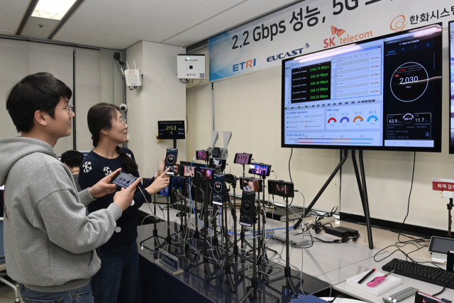 ETRI 연구진이 5G 스몰셀 기술을 상용 플랫폼에 적용해 5G 28GHz 통신을 시연하고 있다. 사진제공=ETRI