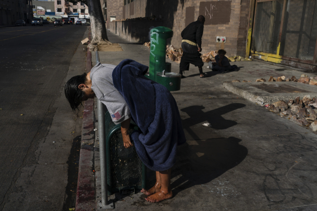지난해 5월 미국 로스앤젤레스의 '스키드 로우' 거리에서 한 노숙자가 난간에 기대 서 있다. 노숙자 집단거주 지역인 이 곳에서는 펜타닐 과다복용으로 인한 사망도 다수 발생하고 있다. AP연합뉴스