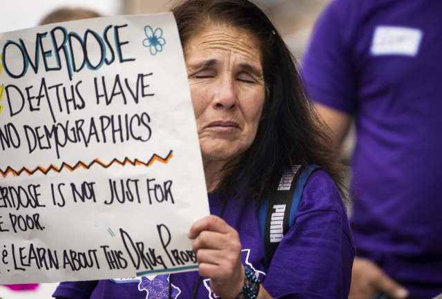 한 여성이 지난해 2월 텍사스주 의사당에서 펜타닐 과다복용 위기 해결 촉구 피켓을 들고 있다. AP연합뉴스