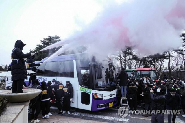 인천지법 집행관실 관계자들이 지난달 17일 인천시 중구 스카이72 골프앤리조트 앞에서 강제 집행을 실시하고 있다. 영종도=연합뉴스