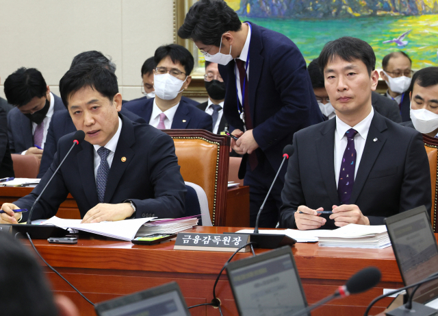 김주현 금융위원장이 21일 오전 열린 국회 정무위원회 전체회의에서 의원질의에 답변하고 있다. 오른쪽은 이복현 금감원장. 연합뉴스