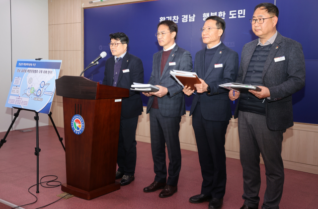 김제홍(왼쪽) 경남도 해양수산국장이 21일 경남도청에서 ‘남해안 해양레저 관광벨트 프로젝트'를 발표하고 있다. 사진 제공=경상남도