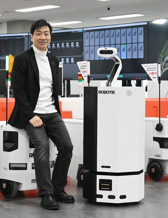 김병수 로보티즈 대표가 17일 서울 강서구 로보티즈 사옥에서 자사 자율주행 로봇들과 포즈를 취하고 있다. 오승현 기자