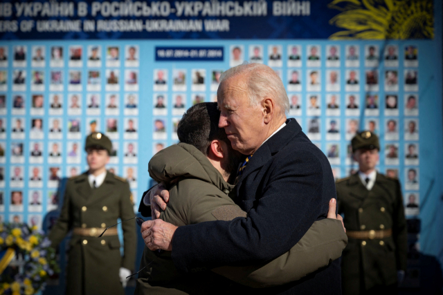 조 바이든(오른쪽) 미국 대통령이 러시아의 우크라이나 침공 1년을 앞둔 20일(현지 시간) 우크라이나 키이우의 전사자 추모의 벽을 방문해 볼로디미르 젤렌스키 대통령과 포옹하고 있다. 로이터연합뉴스