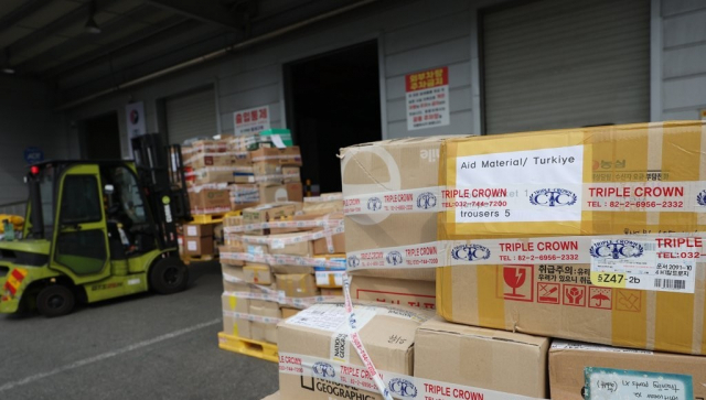 지난 12일 오후 인천 한 물류센터에 전국 각지에서 모인 튀르키예 지진 구호품이 쌓여있다. 연합뉴스