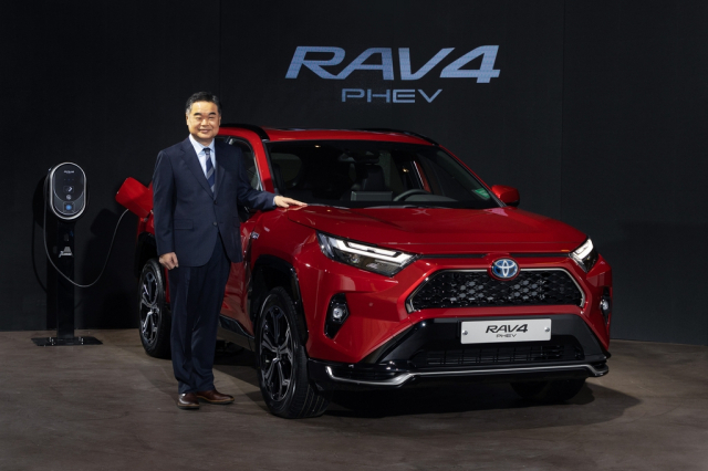 곤야마 마나부 한국토요타자동차 대표가 새로 출시된 ‘RAV4 PHEV’ 옆에서 포즈를 취하고 있다. 사진 제공=한국토요타