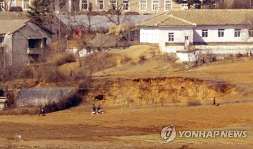 북한 주민들이 19일 오후 황해북도 개풍군 일대에서 이동하고 있다. 사진은 경기도 파주시 오두산 통일전망대에서 촬영. 연합뉴스