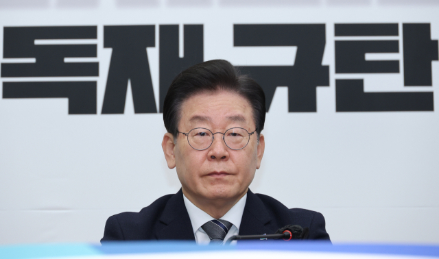 이재명 더불어민주당 이재명 대표가 22일 오전 국회에서 열린 최고위원회의에 참석해 발언을 듣고 있다. 연합뉴스