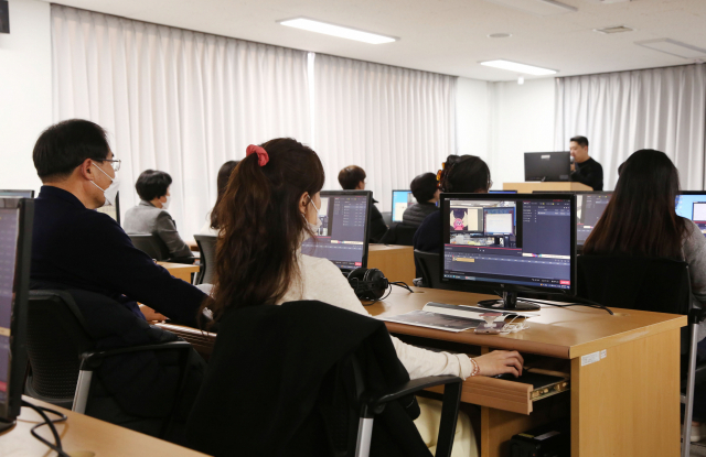 밀양시청 직원들이 지난 21일 정보화교육장에서 동영상 제작 교육에 참여하고 있다. /사진제공=밀양시