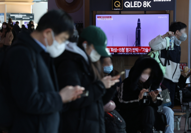 20일 서울역 대합실에서 북한이 동해상으로 발사한 탄도미사일과 관련된 뉴스가 흘러나오고 있다. 연합뉴스